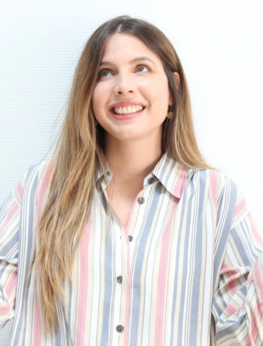 Marielle Piccolo, conteuse professionnelle, pose souriante, face caméra.
