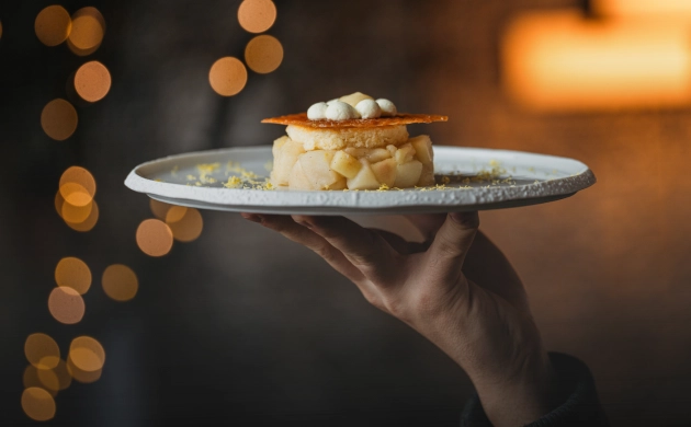 Un dessert gourmand mis en lumière dans une atmosphère intime et romantique, parfaite pour la Saint-Valentin.