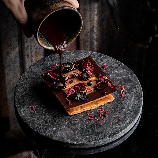 Gourmet dessert to celebrate a bachelorette party at the Dans le Noir ? restaurant