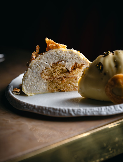Dessert cut in half, revealing its delicious texture, served at the restaurant Dans le Noir ?