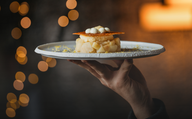 Un dessert gourmand mis en lumière dans une atmosphère intime et romantique, parfaite pour la Saint-Valentin.